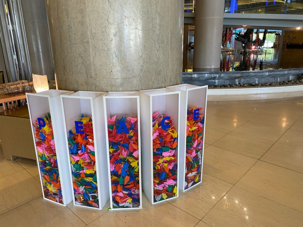 ホテルのロビーに鶴*PEACE