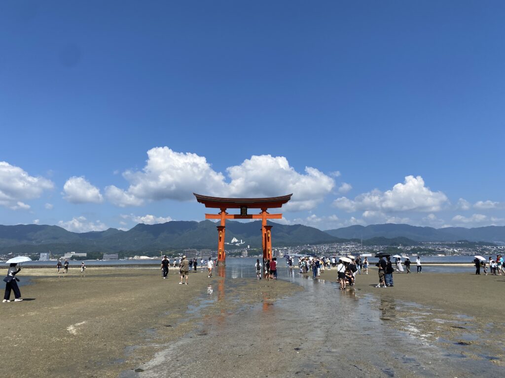 潮が引いた大鳥居