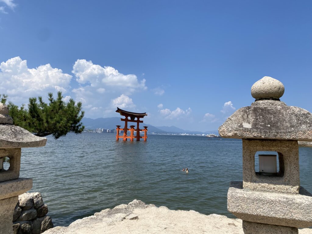 海に浮かんだ大鳥居