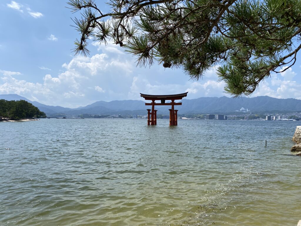 海に浮かんだ厳島神社・大鳥居